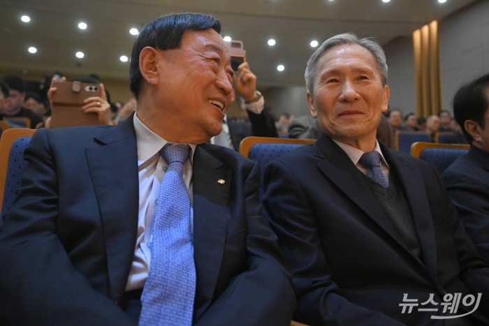 (왼쪽)이희범 부영그룹 회장과 김관진 대한노인회 고문이 12일 오전 서울 중구 부영태평빌딩에서 열린 제13대 UN한국협회 회장 이·취임식에 참석해 이중근 신임 UN한국협회장의 취임사를 경청하던 중 대화하며 미소를 짓고 있다. 사진=강민석 기자 kms@newsway.co.kr