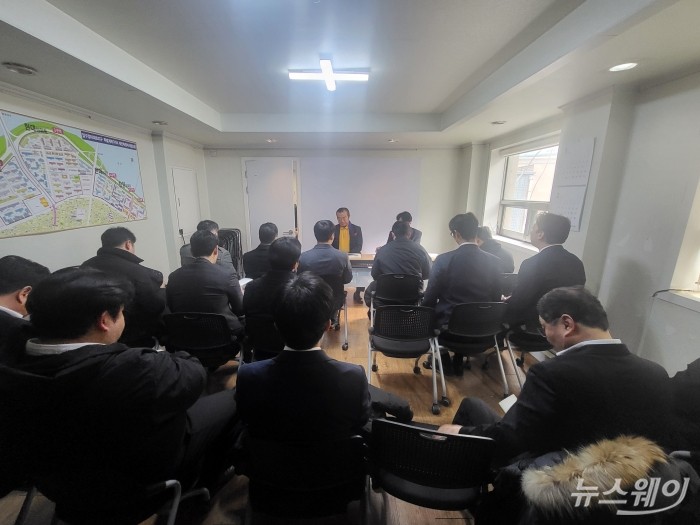 압구정아파트지구 특별계획구역 4 재건축정비사업조합이 12일 오후 2시 시공사 선정을 위한 현장설명회를 개최하고 있다. 사진=이재성 기자