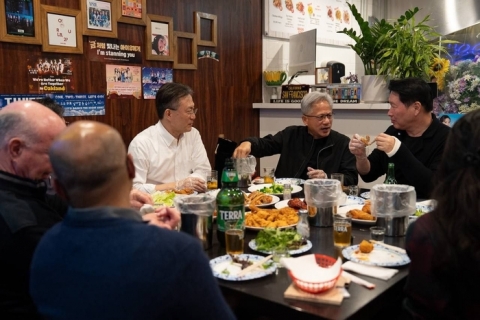 "오늘도 회장님은 해외 출장중"···이탈리아 간 삼성, 美 달린 SK