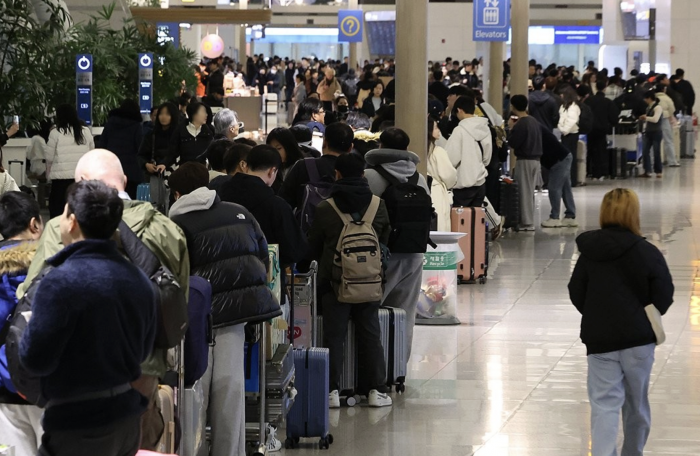 여행객들이 설 연휴를 맞아 인천공항에서 출국 수속을 밟고 있다. 사진=연합뉴스