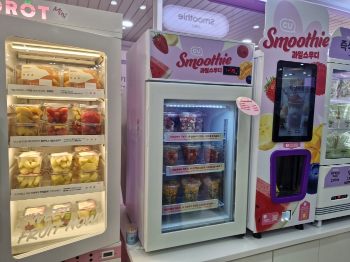 신선한 과일을 자판기를 통해 구매할 수 있다. 스무디도 직접 만들어먹을 수 있다./사진=조효정기자
