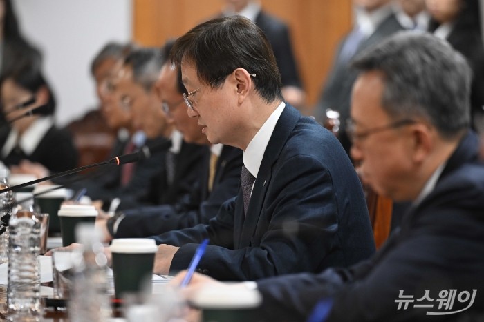 이찬진 금융감독원장이 12일 오후 서울 중구 은행연합회에서 열린 은행장 간담회에서 모두발언을 하고 있다. 사진=강민석 기자 kms@newsway.co.kr