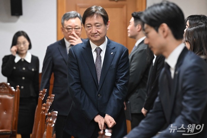 이찬진 금융감독원장이 12일 오후 서울 중구 은행연합회에서 열린 은행장 간담회에 참석하기 위해 자리로 향하고 있다. 사진=강민석 기자 kms@newsway.co.kr