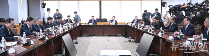 (왼쪽 두 번째)이찬진 금융감독원장이 12일 오후 서울 중구 은행연합회에서 열린 은행장 간담회에서 모두발언을 하고 있다. 사진=강민석 기자 kms@newsway.co.kr