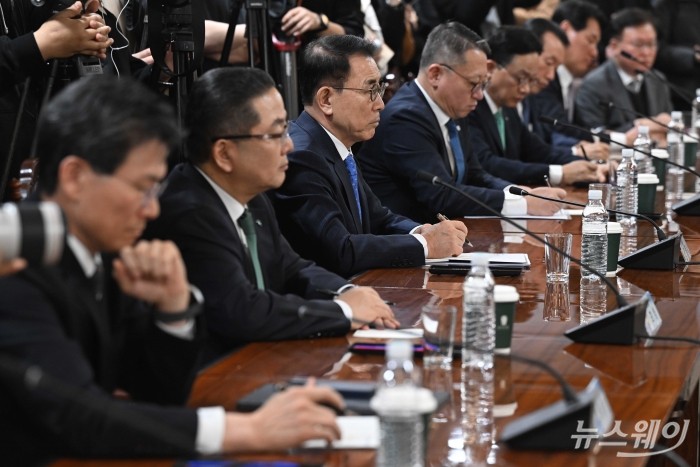 조용병 은행연합회장을 비롯한 은행장들이 12일 오후 서울 중구 은행연합회에서 열린 은행장 간담회에 참석해 이찬진 금융감독원장의 모두발언을 경청하고 있다. 사진=강민석 기자 kms@newsway.co.kr