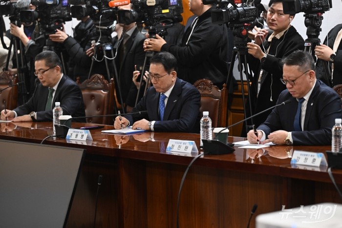 조용병 은행연합회장을 비롯한 은행장들이 12일 오후 서울 중구 은행연합회에서 열린 은행장 간담회에 참석해 이찬진 금융감독원장의 모두발언을 경청하며 필기를 하고 있다. (왼쪽부터)이호성 하나은행장, 조 은행연합회장, 정진완 우리은행장. 사진=강민석 기자 kms@newsway.co.kr