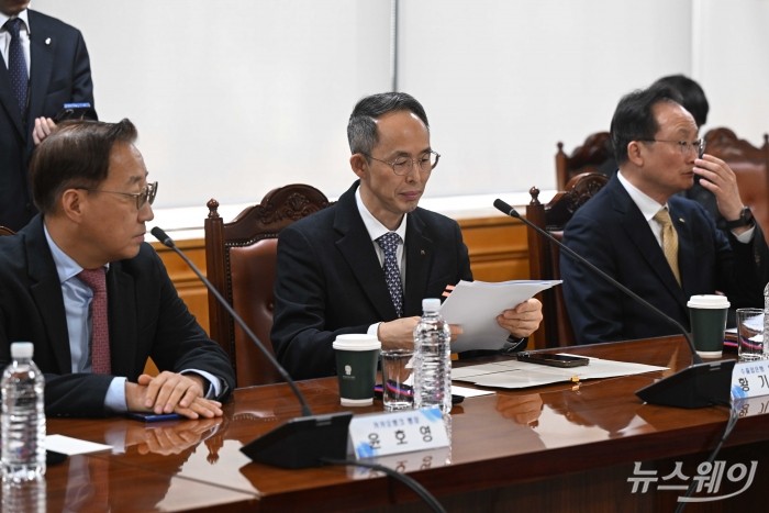 황기연 수출입은행장이 12일 오후 서울 중구 은행연합회에서 열린 은행장 간담회에 참석해 자리하고 있다. (왼쪽부터)윤호영 카카오뱅크 대표, 황 수출입은행장, 이환주 국민은행장. 사진=강민석 기자 kms@newsway.co.kr