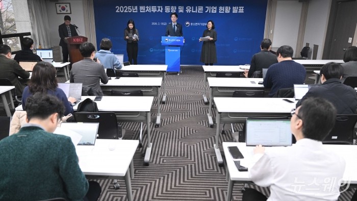 노용석 중소벤처기업부 1차관이 13일 오전 서울 여의도 중소기업중앙회에서 '25년 벤처투자 실적 및 국내 유니콘기업 현황' 발표를 마친 뒤 취재진의 질문에 답변을 하고 있다. 사진=강민석 기자 kms@newsway.co.kr