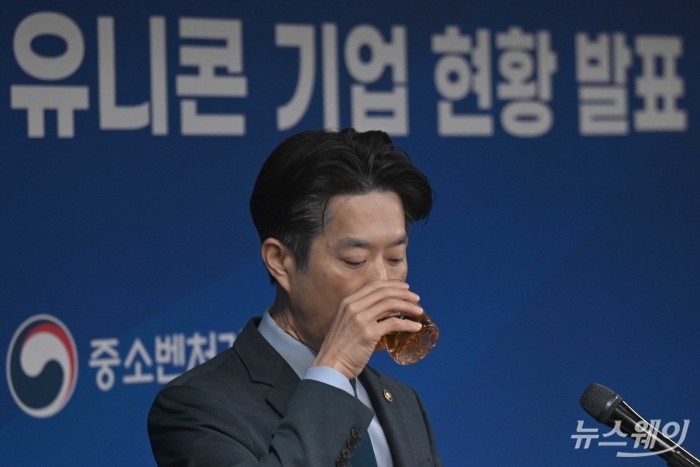 노용석 중소벤처기업부 1차관이 13일 오전 서울 여의도 중소기업중앙회에서 '25년 벤처투자 실적 및 국내 유니콘기업 현황' 발표를 하기 앞서 물을 마시고 있다. 사진=강민석 기자 kms@newsway.co.kr