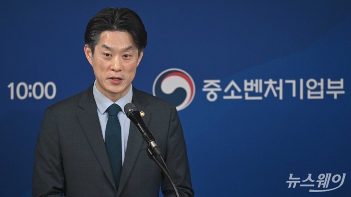 노용석 중소벤처기업부 1차관이 지난 13일 오전 서울 여의도 중소기업중앙회에서 '25년 벤처투자 실적 및 국내 유니콘기업 현황' 발표를 마친 뒤 취재진의 질문에 답변을 하고 있다. 사진=강민석 기자 kms@newsway.co.kr