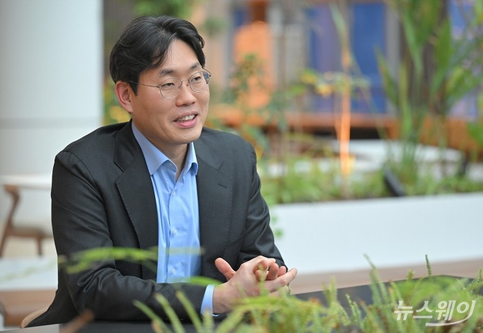 정창화 한화투자증권 투자금융본부 투자금융1팀장이 지난 10일 서울 영등포 한화투자증권본사에서 진행된 뉴스웨이와의 인터뷰에서 해외투자에 대한 설명을 하고 있다. 사진=이수길 기자 Leo2004@newsway.co.kr