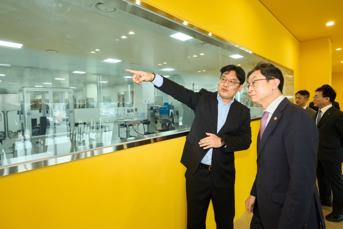 이승하 대웅제약 본부장(왼쪽)이 이억원 금융위원장에게 오송 스마트 공장의 생산 공정을 설명하고 있다. / 사진=대웅제약 제공