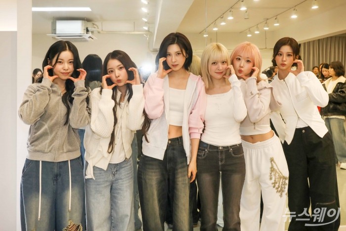 걸그룹 엔믹스가 13일 서울 강남구 공간920에서 열린 '피트니스 브랜드 줌바(Zumba)클래스'에 참석해 포즈를 취하고 있다. 사진=줌바