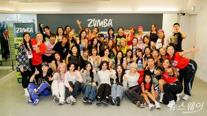 걸그룹 엔믹스를 비롯한 참석자들이 13일 서울 강남구 공간920에서 열린 '피트니스 브랜드 줌바(Zumba)클래스'에서 기념촬영을 하고 있다. 사진=줌바