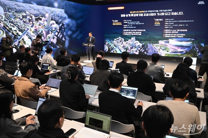 오세훈 서울시장이 19일 오전 서울 중구 서울시청 서울갤러리에서 열린 '다시 강북전성시대 2.0 기자설명회'에서 발표를 하고 있다. 사진=강민석 기자 kms@newsway.co.kr