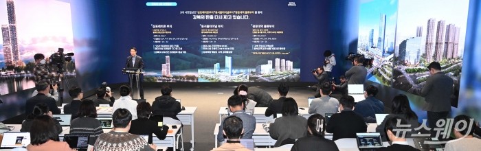 오세훈 서울시장이 19일 오전 서울 중구 서울시청 서울갤러리에서 열린 '다시 강북전성시대 2.0 기자설명회'에서 발표를 하고 있다. 사진=강민석 기자 kms@newsway.co.kr