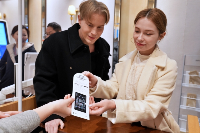 롯데 투어리스트 멤버십 카드를 발급받는 외국인 고객/사진=롯데백화점 제공