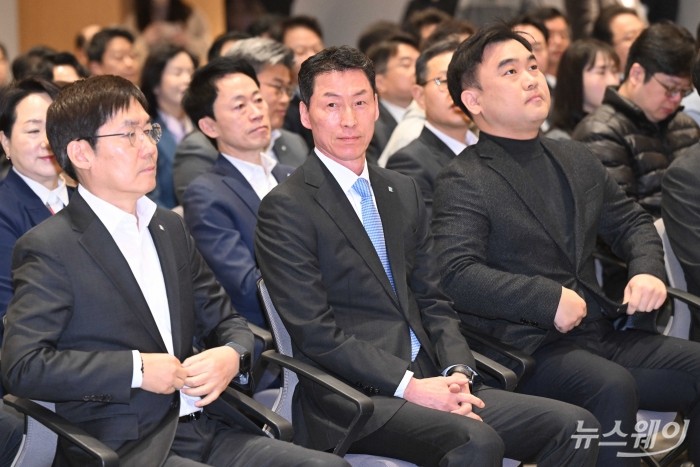 장민영 신임 IBK기업은행장이 20일 오전 서울 중구 IBK기업은행 본점에서 열린 취임식에 참석해 자리하고 있다. (왼쪽부터)김형일 IBK기업은행 전무이사, 장 기업은행장, 류장희 기업은행 노조위원장. 사진=강민석 기자 kms@newsway.co.kr