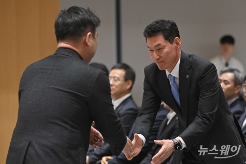 악수 나누는 장민영 신임 기업은행장과 류장희 노조위원장