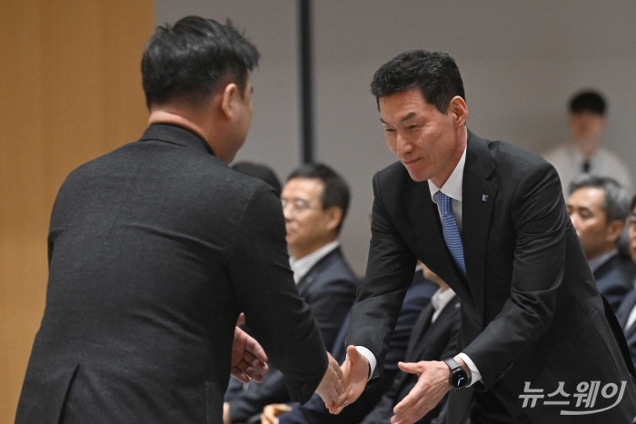 (오른쪽)장민영 신임 IBK기업은행장과 류장희 노조위원장이 20일 오전 서울 중구 IBK기업은행 본점에서 열린 취임식에 참석해 악수를 하고 있다. 사진=강민석 기자 kms@newsway.co.kr