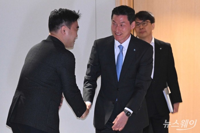 (오른쪽)장민영 신임 IBK기업은행장과 류장희 노조위원장이 20일 오전 서울 중구 IBK기업은행 본점에서 열린 취임식에 참석해 악수를 하고 있다. 사진=강민석 기자 kms@newsway.co.kr