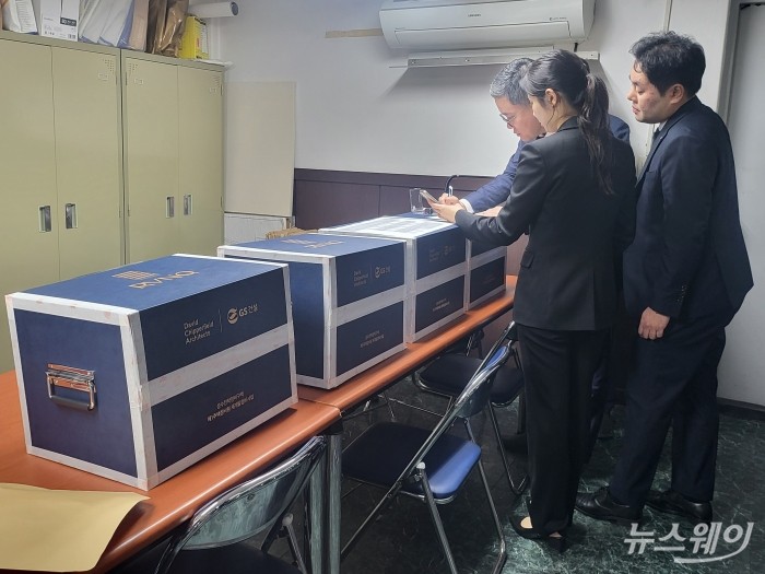 20일 GS건설 관계자 및 성수1지구 조합관계자들이 성수1지구 재개발 사업 입찰에 참여하기 위해 입찰제안서를 내고 확인 서류를 작성하고 있다. 사진=이재성 기자