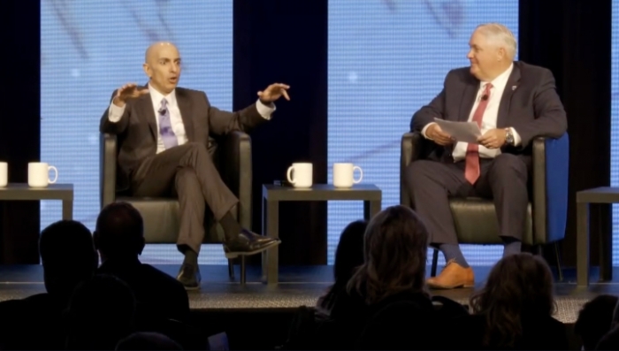 닐 카슈카리(왼쪽)가 중서부 경제 전망 회의에서 연설하고 있다. 사진=유튜브