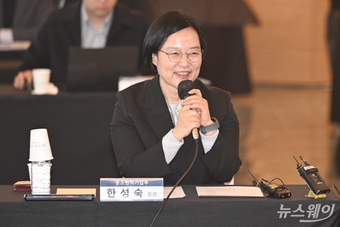 한성숙 중소벤처기업부 장관이 23일 오전 서울 용산구 피스앤파크컨벤션에서 열린 방산 스타트업 육성 협약식에서 모두발언을 하고 있다. 사진=강민석 기자 kms@newsway.co.kr