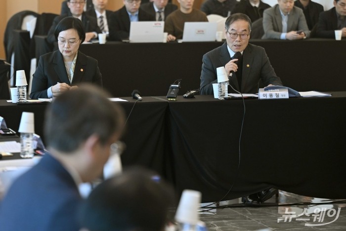 이용철 방사청장이 23일 오전 서울 용산구 피스앤파크컨벤션에서 열린 방산 스타트업 육성 협약식에서 환영사를 하고 있다. 사진=강민석 기자 kms@newsway.co.kr