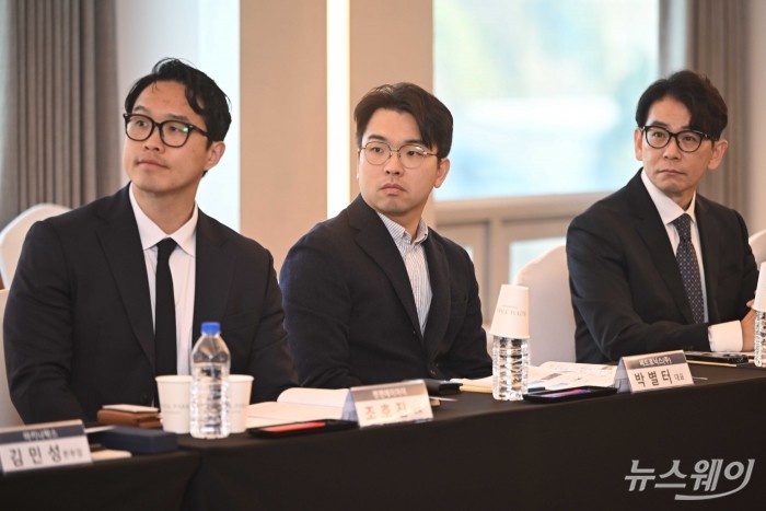 (오른쪽부터)이원찬 파블로항공 대표, 박별터 씨드로닉스 대표, 조호진 젠젠에이아이 대표가 23일 오전 서울 용산구 피스앤파크컨벤션에서 열린 방산 스타트업 육성 협약식에 참석해 자리하고 있다. 사진=강민석 기자 kms@newsway.co.kr