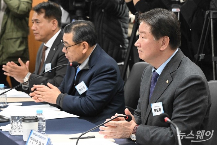 오화경 상호저축은행중앙회 회장이 23일 오후 서울 마포구 저축은행중앙회에서 열린 저축은행업권 간담회에 참석해 이억원 금융위원장의 모두발언을 경청한 뒤 박수를 치고 있다. 사진=강민석 기자 kms@newsway.co.kr