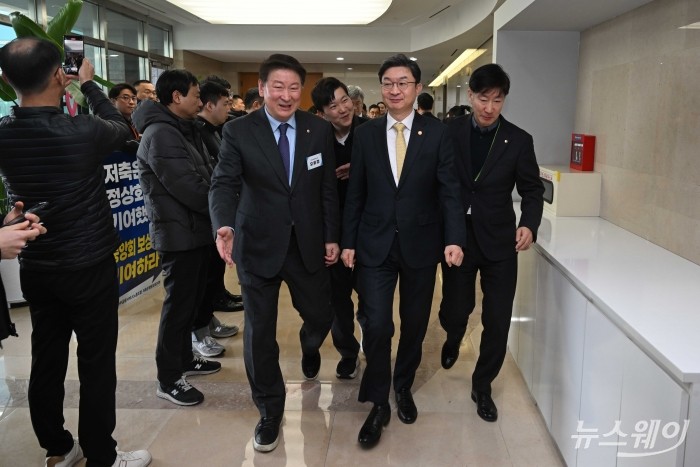 (오른쪽 두 번째)이억원 금융위원장이 23일 오후 서울 마포구 저축은행중앙회에서 열린 저축은행업권 간담회에 참석하기 위해 (왼쪽 첫 번째)오화경 상호저축은행중앙회 회장으로부터 입장 안내를 받고 있다. 사진=강민석 기자 kms@newsway.co.kr