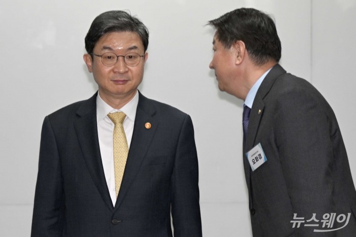 (왼쪽)이억원 금융위원장과 오화경 상호저축은행중앙회 회장이 23일 오후 서울 마포구 저축은행중앙회에서 열린 저축은행업권 간담회에 참석해 기념촬영을 하기 앞서 대화하고 있다. 사진=강민석 기자 kms@newsway.co.kr