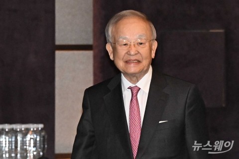 미소짓는 손경식 경총 회장···5연임 운명은?