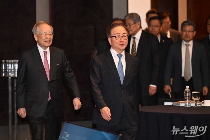 (왼쪽 첫 번째)손경식 한국경영자총협회장과 이동근 경총 상근부회장을 비롯한 참석자들이 24일 오전 서울 중구 웨스틴조선 호텔에서 열린 제192회 이사회 및 제57회 정기총회에 입장하고 있다. 사진=강민석 기자 kms@newsway.co.kr