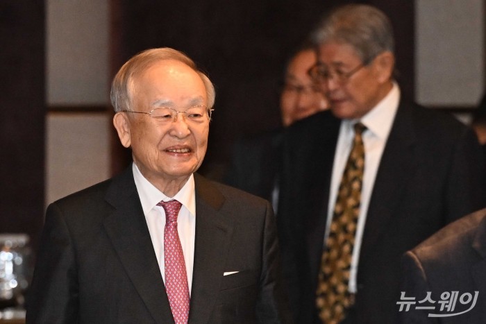 손경식 한국경영자총협회장이 24일 오전 서울 중구 웨스틴조선 호텔에서 열린 제192회 이사회 및 제57회 정기총회에 밝은 미소로 입장하고 있다. 사진=강민석 기자 kms@newsway.co.kr