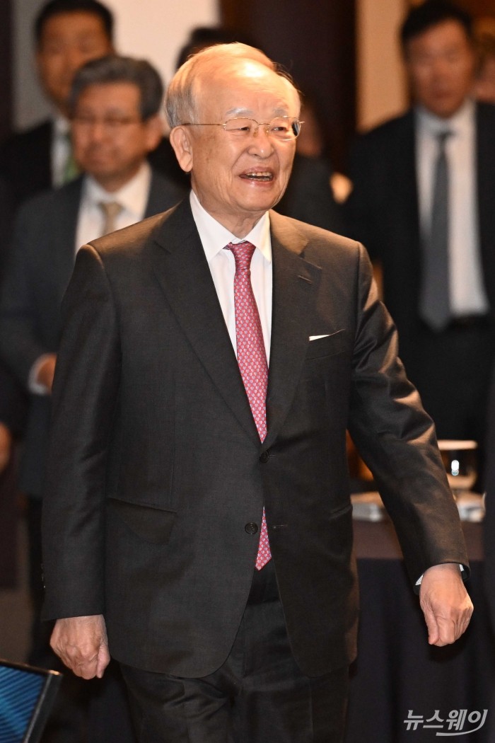 손경식 한국경영자총협회장이 24일 오전 서울 중구 웨스틴조선 호텔에서 열린 제192회 이사회 및 제57회 정기총회에 밝은 미소로 입장하고 있다. 사진=강민석 기자 kms@newsway.co.kr