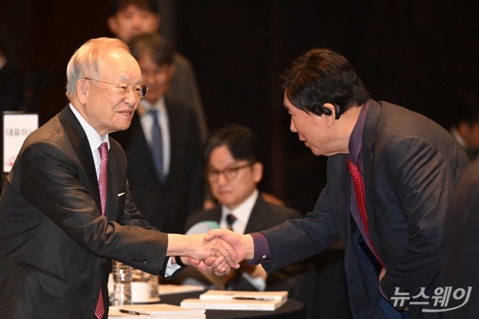 (왼쪽)손경식 한국경영자총협회장이 24일 오전 서울 중구 웨스틴조선 호텔에서 열린 제192회 이사회 및 제57회 정기총회에 참석해 밝은 미소로 참석자와 인사를 하고 있다. 사진=강민석 기자 kms@newsway.co.kr