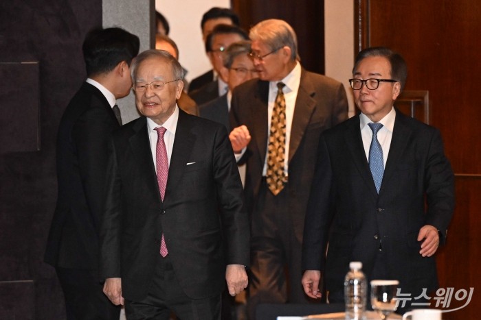 (왼쪽 첫 번째)손경식 한국경영자총협회장과 이동근 경총 상근부회장을 비롯한 참석자들이 24일 오전 서울 중구 웨스틴조선 호텔에서 열린 제192회 이사회 및 제57회 정기총회에 입장하고 있다. 사진=강민석 기자 kms@newsway.co.kr