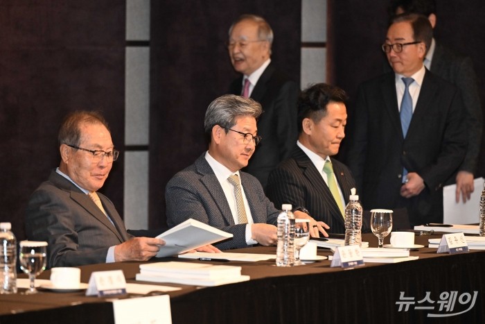 (왼쪽부터)윤동한 한국콜마 사장, 김유신 OCI 부회장, 이용호 LX판토스 사장이 24일 오전 서울 중구 웨스틴조선 호텔에서 열린 제192회 이사회 및 제57회 정기총회에 참석해 자료를 살펴보고 있다. 사진=강민석 기자 kms@newsway.co.kr