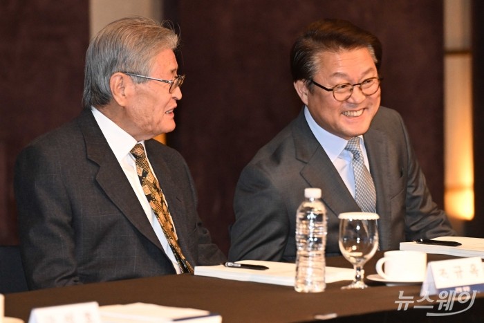 (왼쪽)조규옥 전방 회장, 박승희 삼성전자 사장이 24일 오전 서울 중구 웨스틴조선 호텔에서 열린 제192회 이사회 및 제57회 정기총회에 참석해 대화하며 미소를 짓고 있다. 사진=강민석 기자 kms@newsway.co.kr