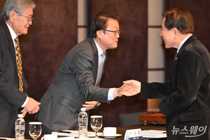 (오른쪽 두 번째)박승희 삼성전자 사장이 24일 오전 서울 중구 웨스틴조선 호텔에서 열린 제192회 이사회 및 제57회 정기총회에서 참석자와 악수를 하고 있다. (왼쪽 첫 번째)조규옥 전방 회장. 사진=강민석 기자 kms@newsway.co.kr