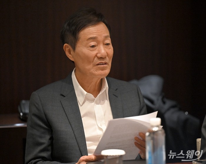 한미약품그룹 대주주 신동국 한양정밀 회장이 24일 오후 서울 용산 한남동 하얏트 호텔에서 최근 벌어진 사내 성추행 가해 임원 비호 논란과 관련해 기자간담회를 갖고 있다. 사진=이수길 기자 Leo2004@newsway.co.kr