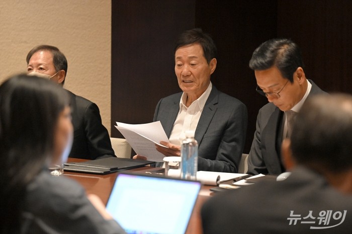 한미약품그룹 대주주 신동국 한양정밀 회장이 24일 오후 서울 용산 한남동 하얏트 호텔에서 최근 벌어진 사내 성추행 가해 임원 비호 논란과 관련해 기자간담회를 갖고 있다. 사진=이수길 기자 Leo2004@newsway.co.kr