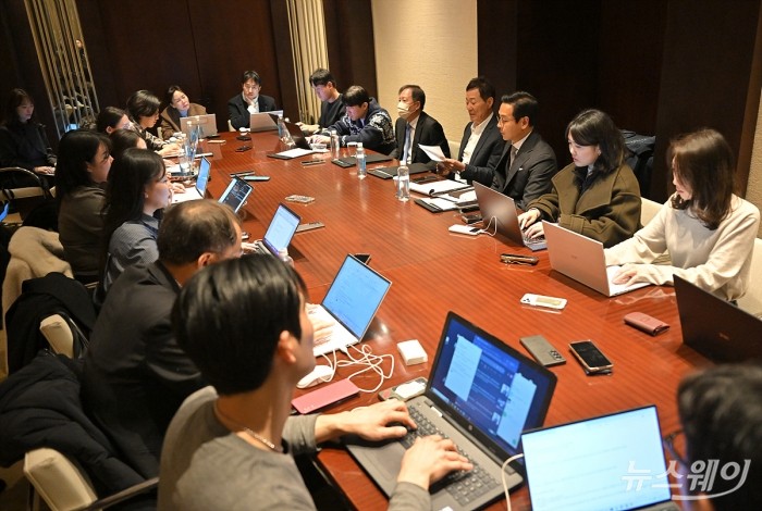 한미약품그룹 대주주 신동국 한양정밀 회장이 24일 오후 서울 용산 한남동 하얏트 호텔에서 최근 벌어진 사내 성추행 가해 임원 비호 논란과 관련해 기자간담회를 갖고 있다. 사진=이수길 기자 Leo2004@newsway.co.kr