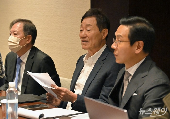 한미약품그룹 대주주 신동국 한양정밀 회장이 24일 오후 서울 용산 한남동 하얏트 호텔에서 최근 벌어진 사내 성추행 가해 임원 비호 논란과 관련해 기자간담회를 갖고 있다. 사진=이수길 기자 Leo2004@newsway.co.kr