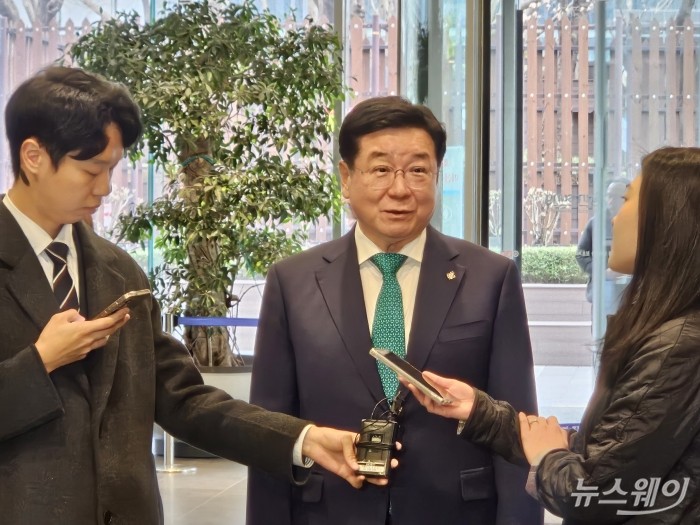 이찬희 삼성 준법감시위원장이 24일 서울 서초구 삼성생명 서초사옥에서 열리는 삼성 준감위 회의에 참석하며 취재진 질문에 답하고 있다. 사진=전소연 기자