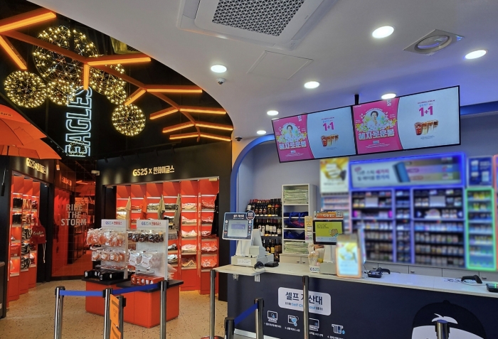 GS25 매장 내 카운터에 디지털 사이니지가 설치돼 있다./사진=GS리테일 제공