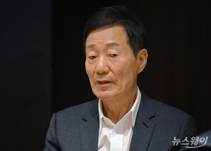 한미약품그룹 대주주 신동국 한양정밀 회장이 24일 오후 서울 용산 한남동 하얏트 호텔에서 최근 벌어진 사내 성추행 가해 임원 비호 논란과 관련해 기자간담회를 갖고 있다. 사진=이수길 기자 Leo2004@newsway.co.kr