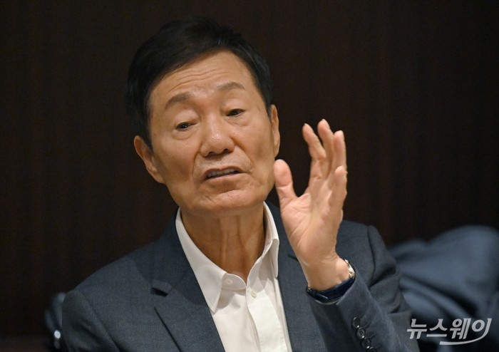 한미약품그룹 대주주 신동국 한양정밀 회장이 24일 오후 서울 용산 한남동 하얏트 호텔에서 최근 벌어진 사내 성추행 가해 임원 비호 논란과 관련해 기자간담회를 갖고 있다. 사진=이수길 기자 Leo2004@newsway.co.kr